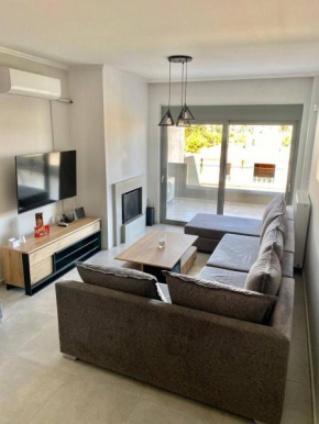 Eleusis Luxury Flat park in yard